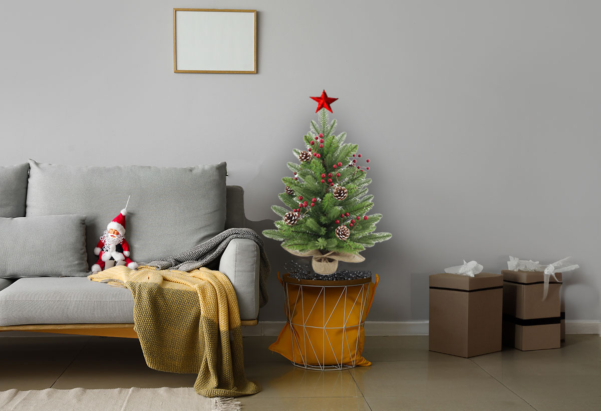 Το δεντράκι Frosted Berries & Pinecone τοποθετημένο σε τραπεζάκι σαλονιού.